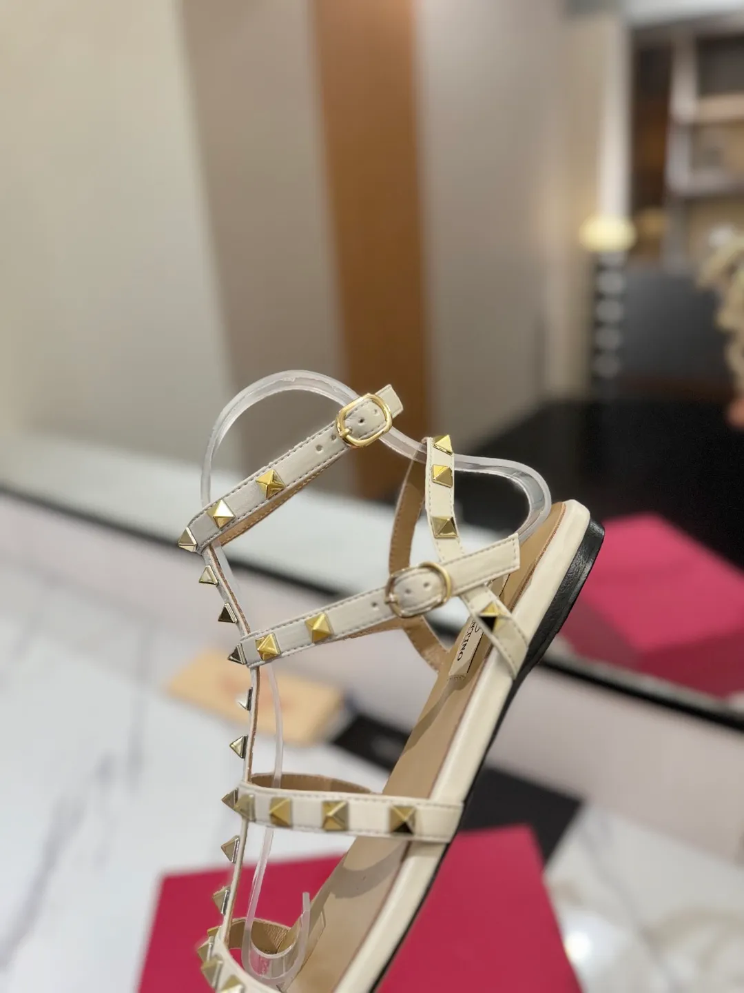 👟👟Ex-factory price 520👟👟 Valentino/Valentino rivet VT classic ankle-wrap rivet sandals, timeless 🆕 deeply rooted in people's hearts❤️A must-have item that never goes out of style🫰top replica! The side curves are perfect, the original molded custom-made rust-free rivets, and the textured hardware bring out a full sense of high-end, giving you a genuine foot feel! The first choice for high-end customers❤️ [Material] Upper: Original imported customized cowhide Inner lining: Original imported goatskin Outsole: Imported pearlescent leather outsole Code number: 35-39 [34, 40, 41, 42 are custom-made and cannot be returned or exchanged]